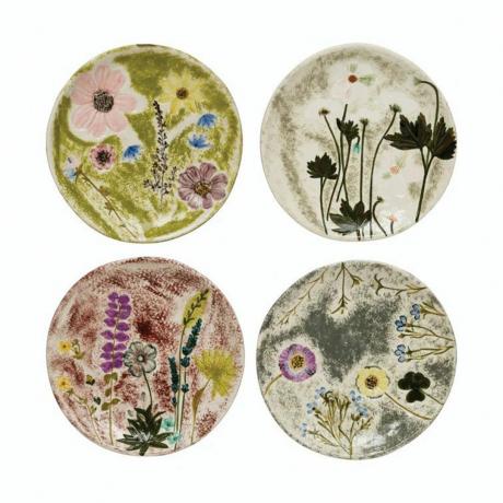 Diverse tallerkener i stentøj med blomsterdesign
