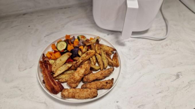 Xiaomi Mi Smart Air Fryer med en komplett tallerken full av bacon, pommes frites og grønnsaker