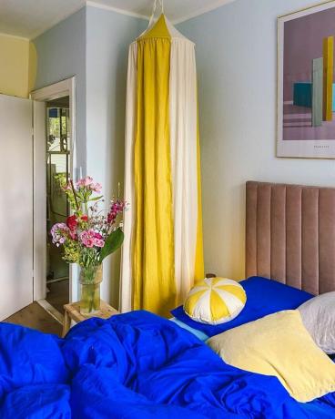 Montaje de dormitorio azul y amarillo