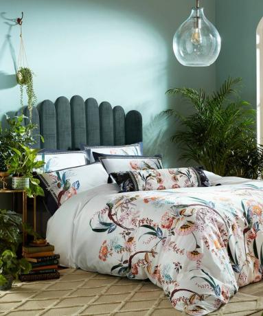 Teal zelena spavaća soba s cvjetnim poplunom od Teda Bakera. Sliku dostavio Fishpools