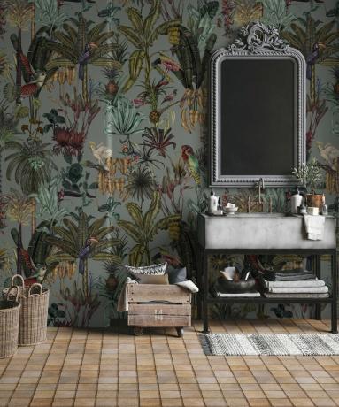 Exotická luxusná tapeta do kúpeľne s potlačou vtákov a rastlín so strieborným zrkadlom, umývadlom a ratanovými košmi