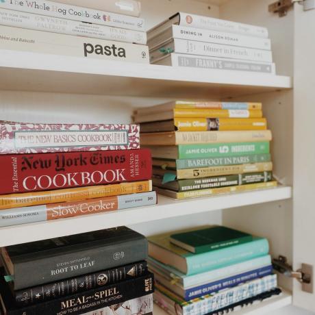 Kookboeken georganiseerd in klein appartement