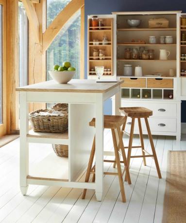 bucătărie modernă cu bar pentru mic dejun și podea din lemn alb
