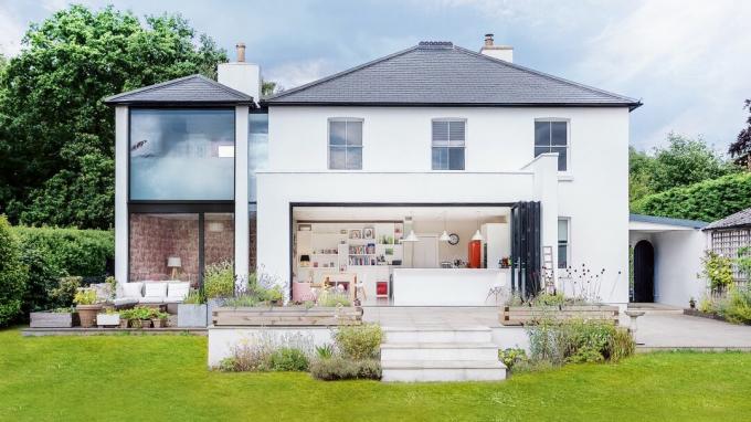 Een huis bedekt met helder wit pleisterwerk