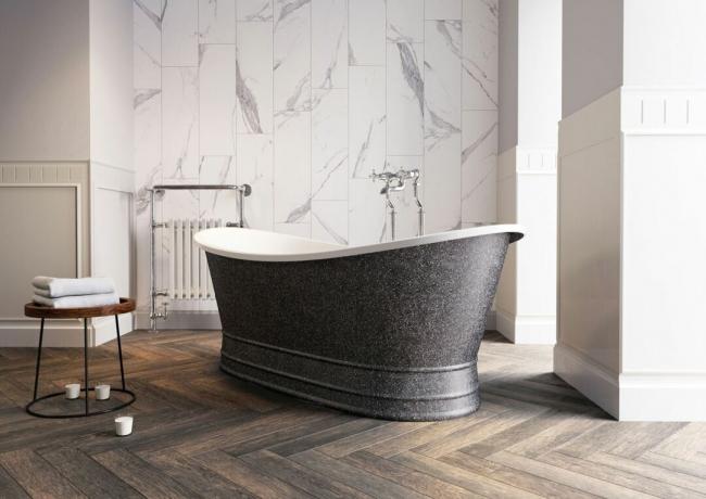 badkamer met marmeren afwerking en stijlvol vrijstaand bad