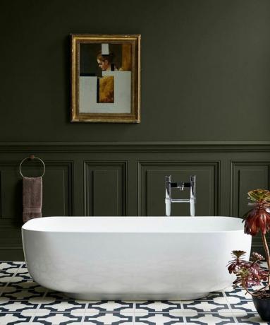 Khaki vannas istaba ar sienu apšuvumu, brīvi stāvošu baltu vannu un Blue Sky vannas istabu ierāmētām sienām