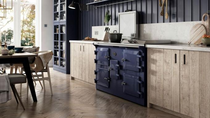 木製のオリジナルフローリングと素朴な雰囲気のキッチン