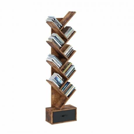 Een hoge boekenplank met schuine boeken erop