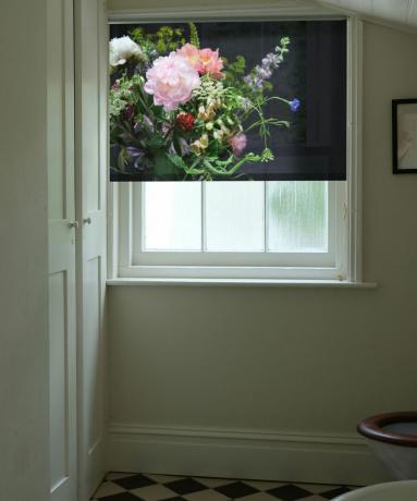 პატარა აბაზანა ფანჯრის ჟალუზებით, დრამატული მუქი ყვავილების დიზაინით