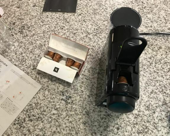 Sette inn originale Line-kapsler i Nespresso Essenza Mini-kaffemaskinen