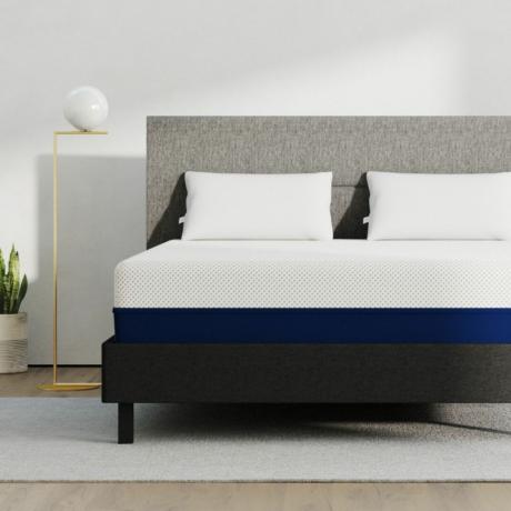 Nejlepší matrace v nabídce v ložnici na rámu postele lifestyle shot 