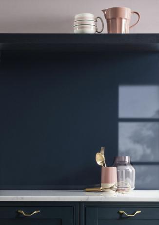 Sinine alumiiniumist backsplash kaasaegses tumesinises köögis koos marmorist tööpinnaga