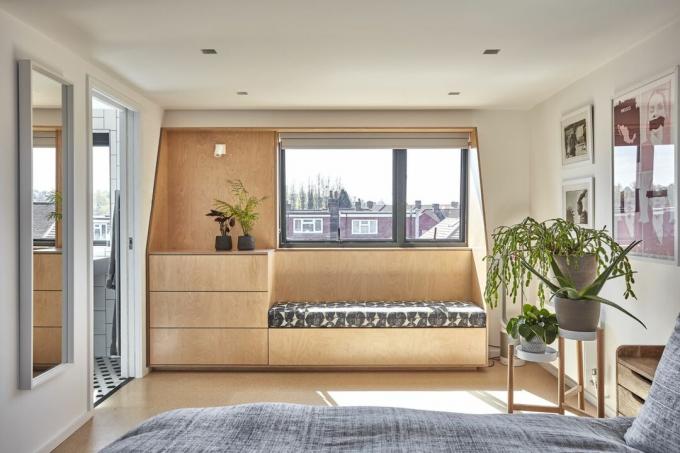 Таванска спалня с вградени мебели от шперплат