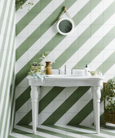 Зелено -біла цукеркова смугаста плитка у ванній кімнаті