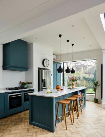 एंड्रयू और केटी व्हाइट की कंज़र्वेटरी-शैली की रसोई का विस्तार लेविशम में उनके एडवर्डियन घर के लिए एक उज्ज्वल, सहानुभूतिपूर्ण जोड़ है