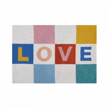 Ein farbenfroher Schachbrettteppich mit der Aufschrift „Liebe“