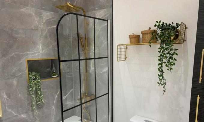 Weißes modernes Badezimmer mit schwarzem Akzent und vergoldeten Elementen