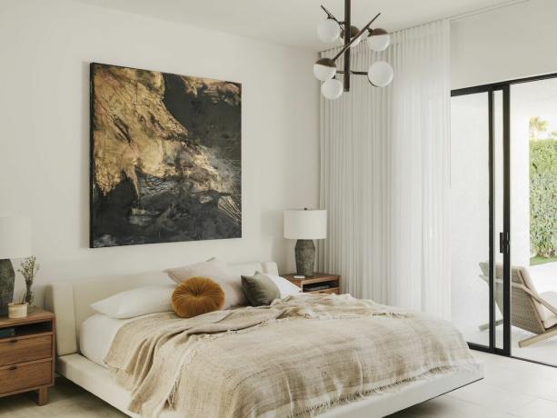 kamar tidur netral modern dengan lampu langit-langit, karya seni, pemandangan ke luar, lantai putih