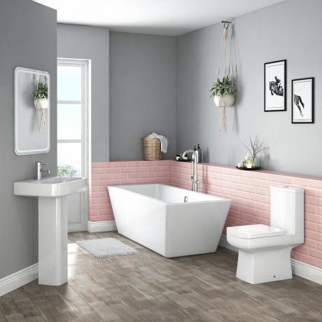 сучасна ванна кімната з сучасним санвузлом, рожевою плиткою метро і сірими стінами