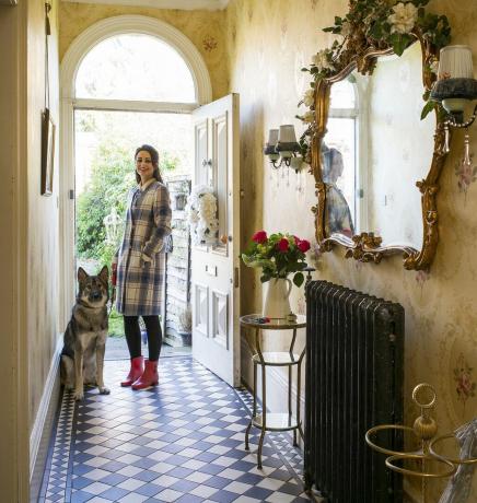 Helena Garcia chega em casa após um passeio com seu cachorro