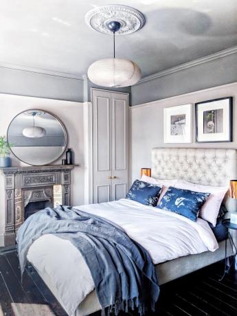 Alkoviideitä: Harmaa makuuhuone, jossa on paneeliset vaatekaapit, kaksisävyiset seinät, alkuperäiset viktoriaaniset lattialaudat ja viktoriaaninen takka