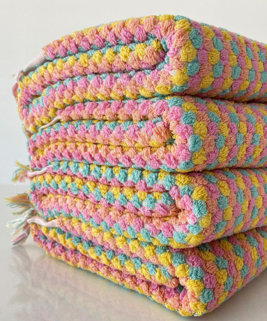 Uma pilha de toalhas de banho coloridas e fofas