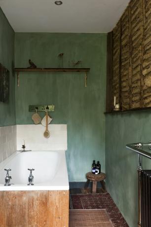 vintage sininen kylpyhuone, jossa valkoinen sisäänrakennettu kylpyamme