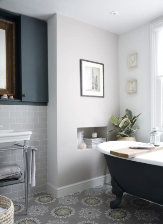 Banheiro cinza com banheira cinza escuro