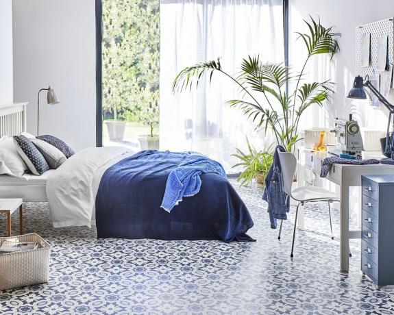 Ideje za spavaću sobu tinejdžerice: Plavo -bijela shema spavaće sobe s luksuznim vinilnim pločicama tvrtke Carpetright