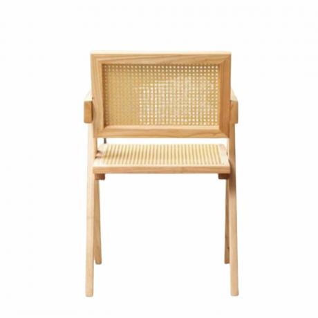 Una silla de madera con respaldo tejido.
