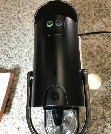 Scatto dall'alto della macchina per caffè espresso Nespresso Pixie con pulsanti illuminati di verde