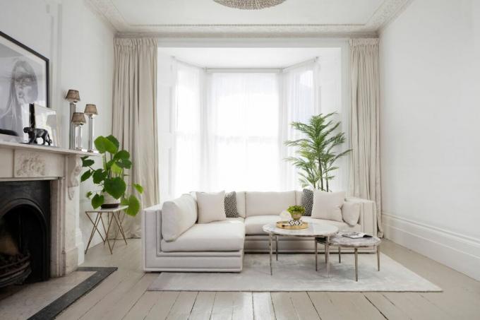Krémové nápady do obývacího pokoje: krémový obývací pokoj s rohovou sedací soupravou Bancroft
