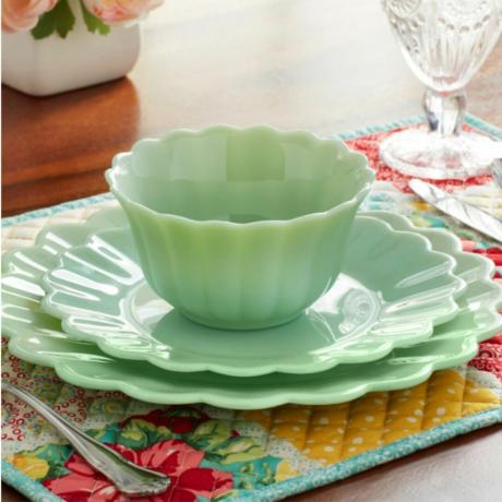 Zöld étkezőgarnitúra két tányérral és egy tállal