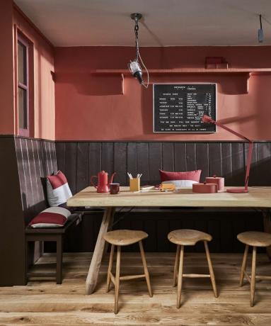 רעיון לקיר חדר אוכל עם עיצוב צבע אדום וציפוי קיר שחור עם לוח יתדות