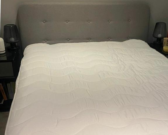 Pute på madrass på Louises seng med grå sengegavl