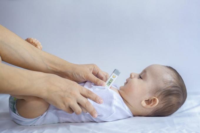 Coloque um bebê ou criança com menos de 5 anos sob a axila