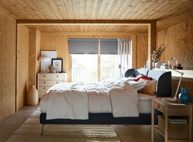 Ikeaの木製の壁に囲まれたベッドルーム