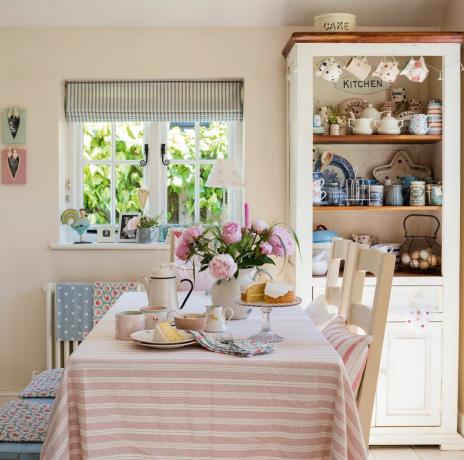 kök med rosa duk i utökad 1600 -talsstuga