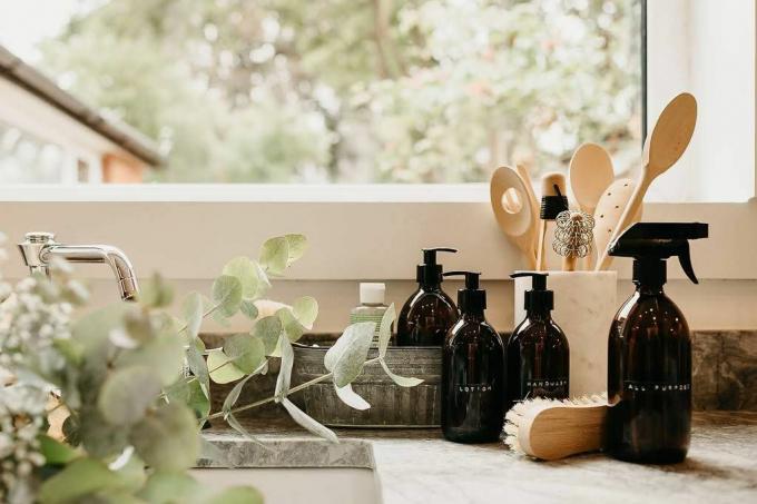 Кухненска мивка с устойчиви почистващи продукти