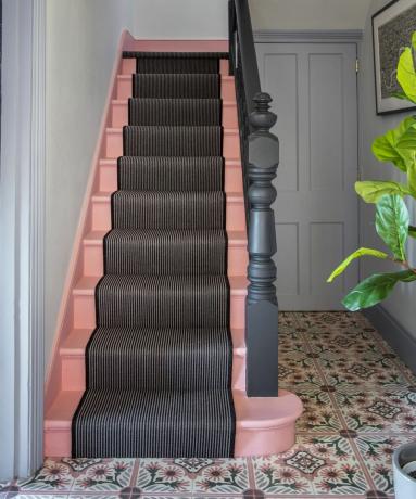 Escalier rose avec chemin d'escalier noir et carrelage imprimé traditionnel à l'encaustique
