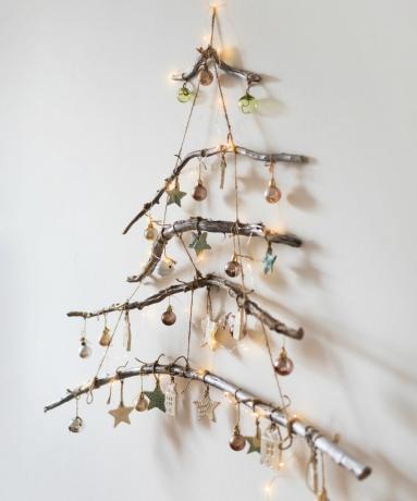 Κλαδί DIY Χριστουγεννιάτικο δέντρο ντυμένο με μπιχλιμπίδια