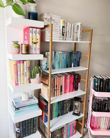 Un ensemble de trois étagères avec des livres multicolores dessus