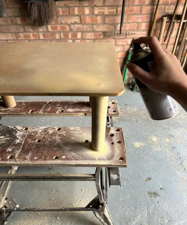 Peinture à la main crème de table faite maison avec une bombe aérosol