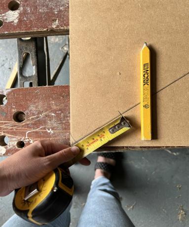 Ръчна маса за измерване с рулетка и молив