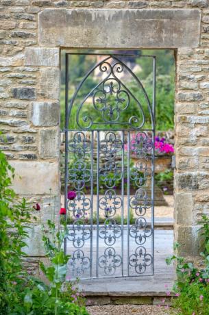 cancello da giardino in metallo in un giardino cottage