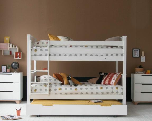 Классические двухъярусные кровати из бука с выдвижной тележкой в ​​белом цвете от Little Folks Furniture
