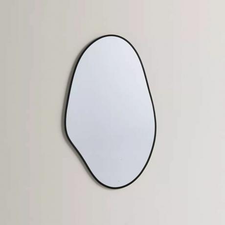 Nástenné zrkadlo Aria Blob s tenkým čiernym rámom zavesené na hladkej stene