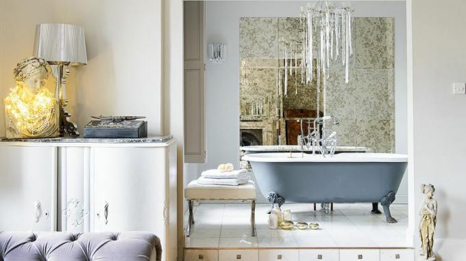 Oma kylpyhuone ylellisessä kodissa, jossa on Topps Tiles Grigio Argento -seinälaatat