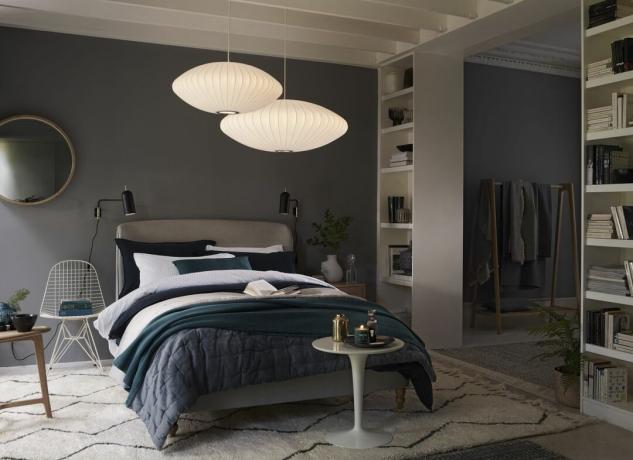 slaapkamer met grijs schema, opvallende lichtarmatuur en diepblauw beddengoed van john lewis en partners