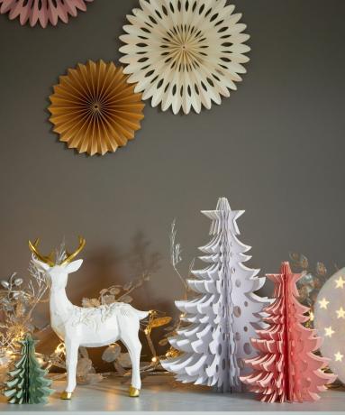 Árboles de papel con adorno de ciervo blanco en configuración navideña